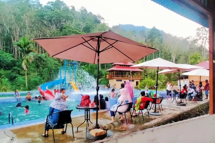 Rekomendasi Kolam Pemandian Air Panas yang Murah Meriah, Tepat di Kaki Bukit di Solsel Sumbar (Jefli )