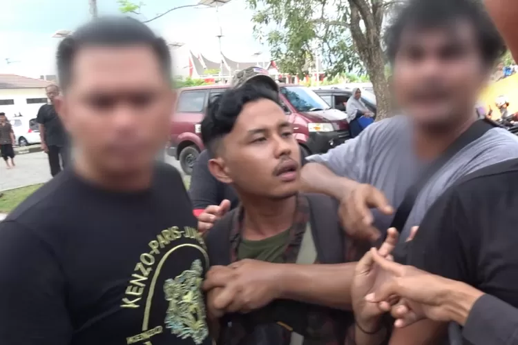 Salah seorang wartawan yang meliput kerusuhan di Masjid Raya Sumatera Barat diduga menerima tindakan represif dari oknum polisi (AJI Padang)