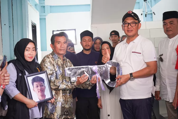 Plt. BupatI Bogor Iwan Setiawan meresmikan rumah almarhum Arya Saputra, siswa SMK yang menjadi korban pembacokan di Kota Bogor, 10 Maret 2023 lalu. (Diskominfo Kabupaten Bogor)