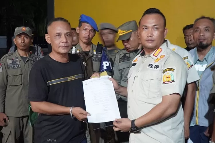 setelah membaca Tim Razia gabungan menyerahkan surat himbauan penutupan sementara Diskotik One King Golden kepada pemilik. (Realitasonline.id/AA)