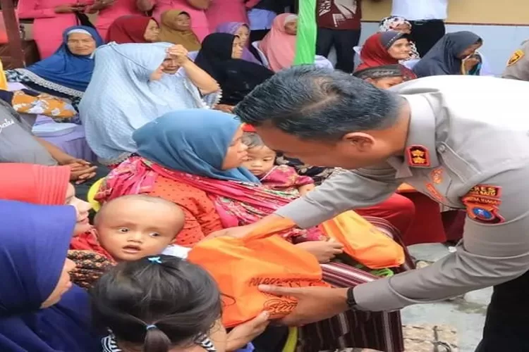 Kapolres Labuhanbatu AKBP James H.Hutajulu melaksanakan kegiatan amal terhadap anak menderita stunting (&nbsp;Realitasonline.d/SR)
