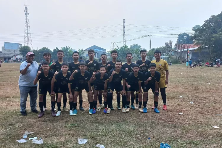 Foto bersama sebelum mengikuti latihan rutin Sekolah Sepak Bola (SSB) Bedeng Junior, Kelurahan Cimpaeun, Kecamatan Tapos (Andika Eka )