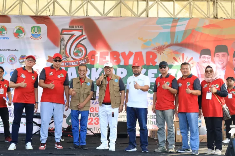 Plt Wali Kota Bekasi Tri Adhianto membuka jalan santai dan perayaan Hari Koperasi ke 76. (Pemkot Bekasi)