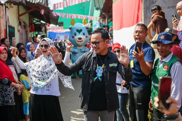 Wali Kota Bogor Bima Arya bersama Yane Ardian mengenalkan Rubo kepada warga Tanah Baru, Kota Bogor. (Prokompim Kota Bogor)