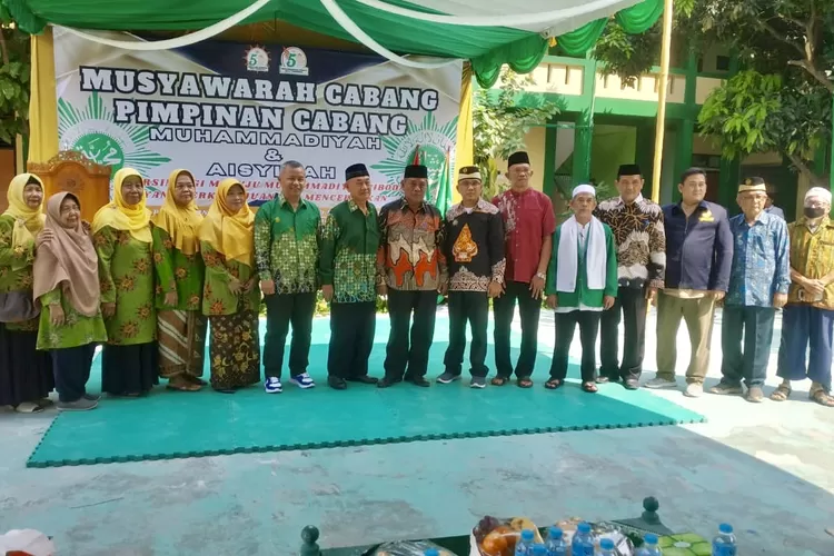 Ketua Bidang Garapan Dakwah Pimpinan Cabang Persatuan Islam (PC Persis) Cibodas, Kota Tangerang Ustaz Abdul Ahad Afif, A.Md, ST  (ketiga dari kanan) berfoto bersama dengan warga Muhammadiyah Cibodas, Kota Tangerang : Foto: Dokumen Pribadi