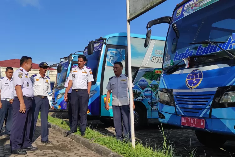 Dinas Perhubungan Kota Pariaman melaksanakan inspeksi dan pemeriksaan terhadap Bus Sekolah Kota Pariaman (Kominfo Kota Pariaman)