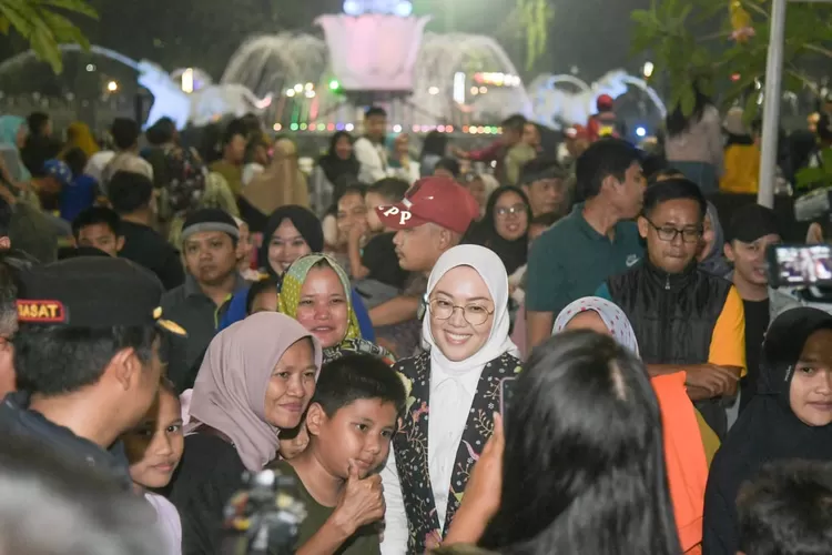 Bupati Purwakarta saat pertunjukan Air Mancur Sri Baduga Purwakarta. (Diskominfo Purwakarta)