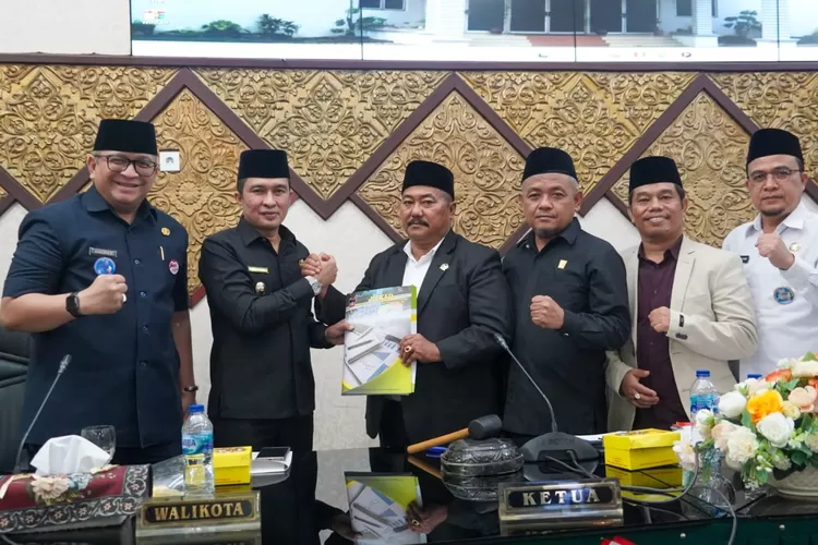 Pemko  dan DPRD sahkan KUA PPAS Kota Padang 2024. (Prokopim)