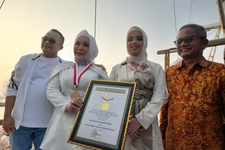 Marwah Skin Clinic menggandeng penyanyi Putri Ariani, sebagai Brand and Ambasador baru sekaligus penganugrahan rekor Muri Penciptaan Formula Terbanyak. (Sadono )
