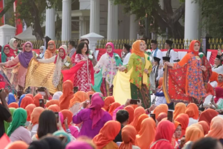 Hajatan Istana Berkebaya diikuti  ratusan wanita inspiratif dalam rangka HUT ke 78 Kemerdekaan RI, Minggu (6/8/2023)