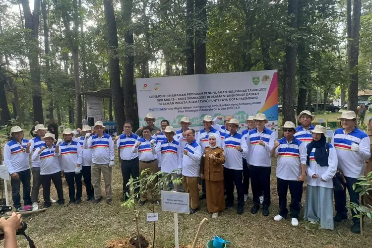 Kepala SKK Migas Dwi Soetjipto bersama Kepala Dinas Kehutanan Pemerintah Provinsi Sumatera Selatan Pandji Tjahjanto dan Walikota Palembang yang diwakili Staf Ahli Walikota Letizia melakukan penanaman pohon di Taman Wisata Alam Punti Kayu.