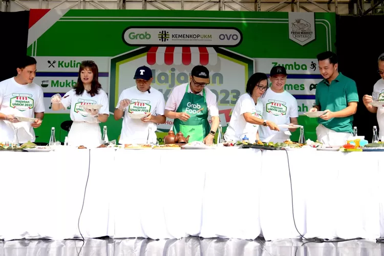 makan kuliner khas Nusantara, bersama Mukbangers ternama dan tokoh publik pada peringatan Hari UMKM Nasional. (dok)