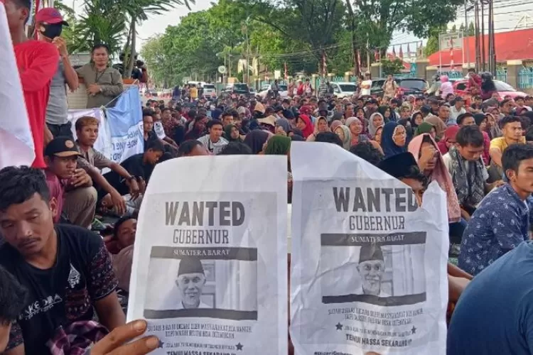 Masyarakat Air Bangis melakukan unjuk rasa didepan Kantor Gubernur Sumbar terkait PSN (Instagram Walhi Sumbar )