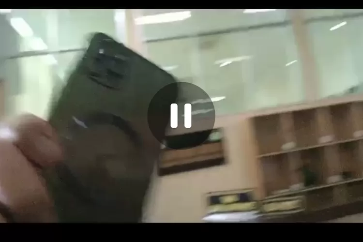 Kadis Perkim Sumsel H Basyaruddin menutup wajahnya dengan ponsel  saat ditanya wartawan usai dipanggil seagai sasi dalam kasus dugaan korupsi Pasar Cinde.d (dok)