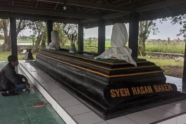 Makam panjang di tengah sawah Demak, Makam Syekh Hasan Bakem yang diperkirakan sebelum Kerajaan Demak.  (ivo)