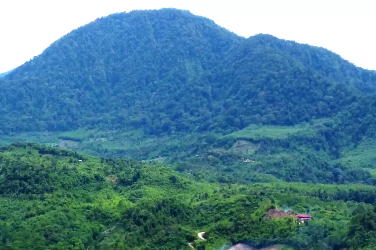 Penampakan Bukit Barisan di Pulau Sumatera. (Tangkapan layar channel YouTube Masbro Tutorial Official.)