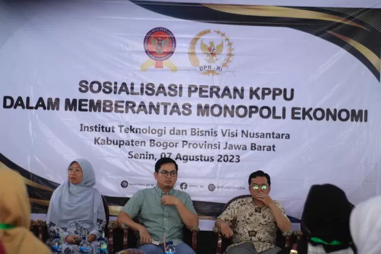 Tommy Kurniawan, anggota Komisi VI DPR RI sedang menjelaskan materi di ITB Vinus.