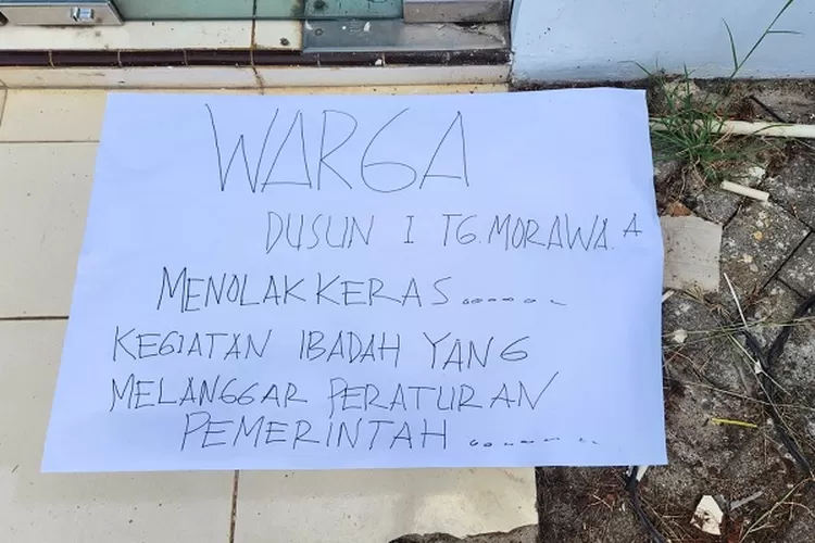 Poster bertuliskan penolakan ibadah GMS dipajang di Komplek Pergudangan Golden Star No. 9 Tanjungmorawa  (Realitasonline.id/Dok)