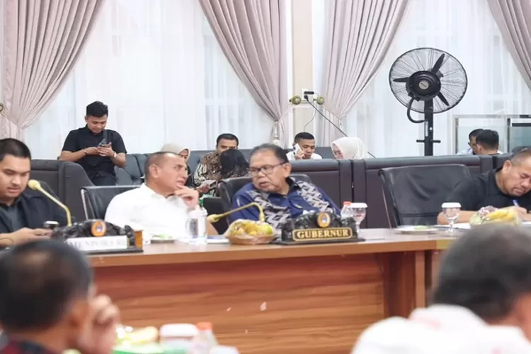Ketua DPRD Sumut Baskami Ginting berbincang-bincang dengan Gubsu saat menghadiri rapat persiapan PON XXI di Medan  (Realitasonline.id/mis)