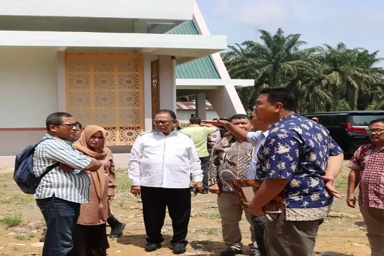 Ketua DPRD Sumut Baskami Ginting (baju putih) saat meninjau dan berkeliling di area SMA Plus Langkat (Realitasonline.id/mis)