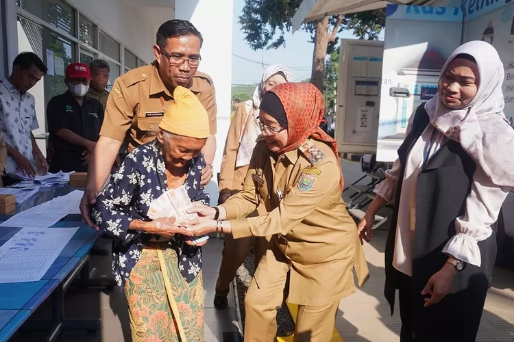 Penjabat Bupati Batang Lani Dwi Rejeki menyerahkan BLT kepada lansia tak prudktif.  (Foto: dok.)