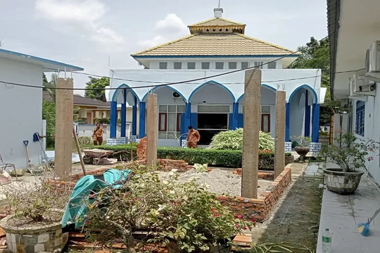 Mushalla Disdik Deli Serdang yang tidak lagi aman bagi jamaah (Realitasonline.id/zul)