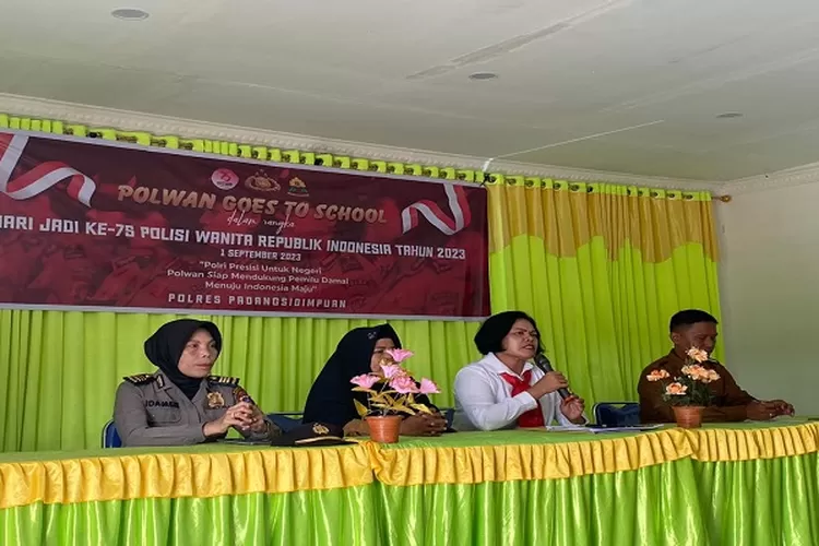 Kasat Reskrim Polres Padangsidimpuan AKP. Maria Marpaung, SE, MM memberikan sosisialisasi tentang Anak Muda Tangguh di Era Digital Dengan Bijak Bermedia Sosial dalam rangka memperingati HUT Polwan ke 75, di SMA Negeri 6 Padangsidimpuan ( Realitasonline.id/Riswandy)