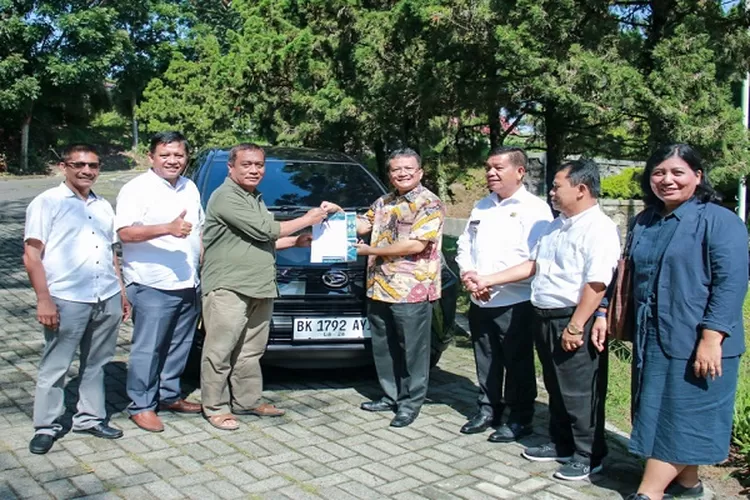 Bupati Radiapoh menyerahkan kendaraan Dinas Ke Panitia Pemekaran GKPS 12 Tigarunggu ( Realitasonlineid/SS)