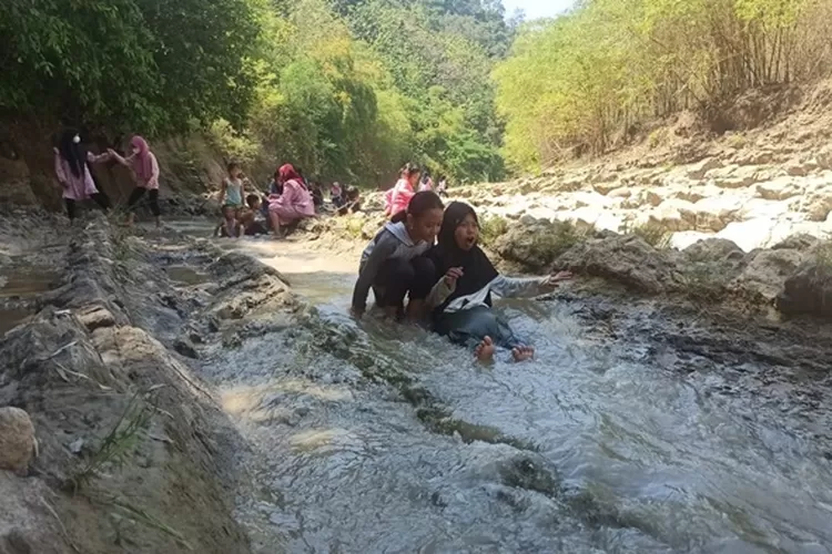 Suasana bermain air di wisata air Watu Lempit Girikesumo di Dukuh Girikesumo, Desa Banyumeneng, Kecamatan Mranggen, Demak.  (ivo)