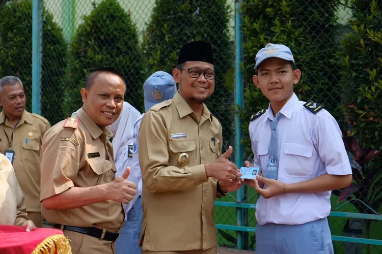 Wakil Walikota Depok, Imam Budi Hartono memberikan arahan terkait perekaman E-KTP kepada siswa SMKN 1 Depok