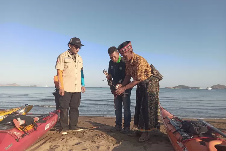 Seremoni adat sembelih ayam jantan merah sebelum keberangkatan tim Flores Sea Kayak Expedition. (Foto: KLIKLABUANBAJO.ID)