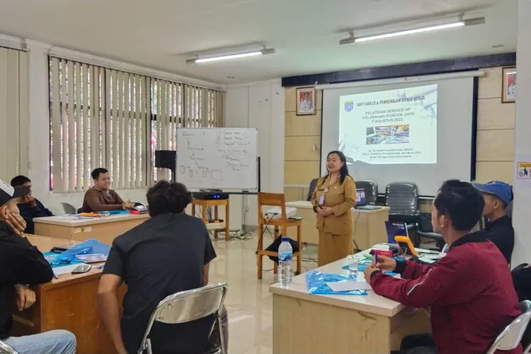 Kepala Bidang Pelatihan Produktivitas dan Bina Lembaga Pelatihan Kerja, Disnaker Kota Depok, Tri Astuti Yeniretnowati memberikan arahan Pelatihan Servis di gedung Baletkop, Sukmajaya. (Andika Eka )