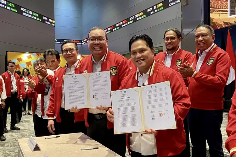 Direktur Utama BEI Iman Rachman (tengah) bersama Ketua Yayasan Bakti Sepak Bola Indonesia Erick Thohir menunjukan MoU yang ditanda tangani bersama - Foto: Istimewa