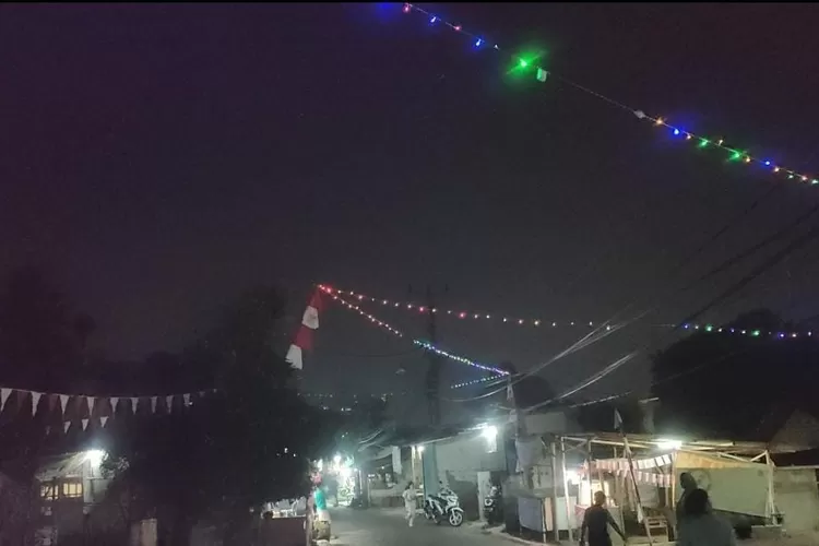 Warga 01/17, Kelurahan Cilangkap, Kecamatan Tapos menghiasi lingkungan lingkungan sekitar dengan pernak-pernik Hari Kemerdekaan