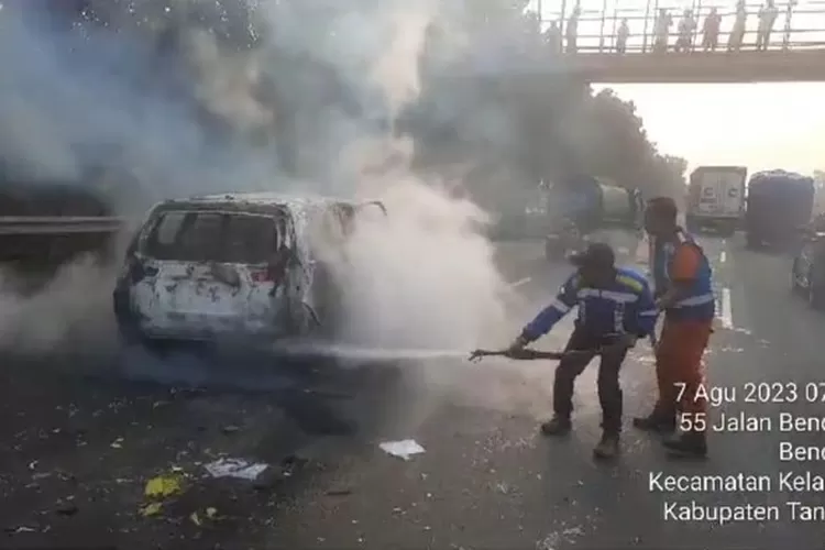 Mobil Toyota Innova menabrak truk di Tol Tangerang arah Jakarta. (Istimewa)