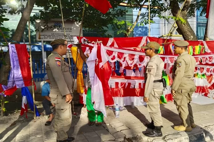 Satpol PP Pekanbaru menertibkan pedagang bendera yang berjualan di pinggir jalan.  (dok. Pemko Pekanbaru)