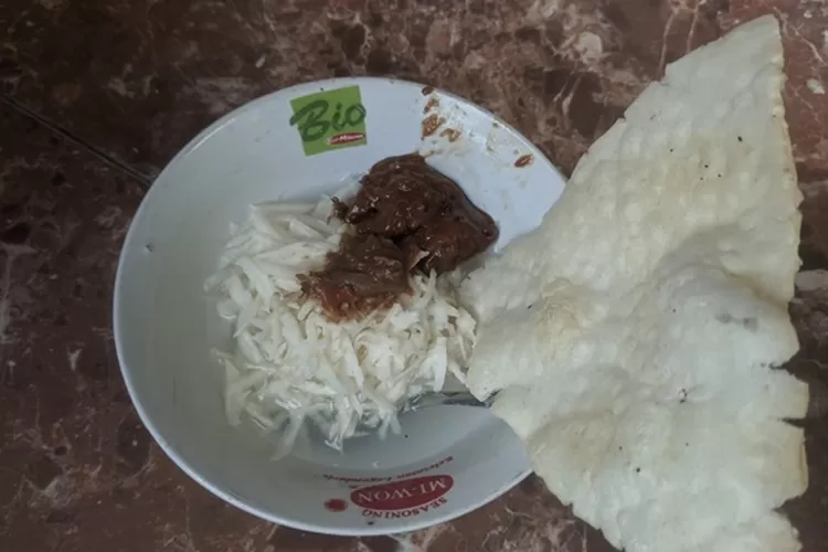 Rujak werak dengan rasa khas air kelapa yang disimpan  (ivo)