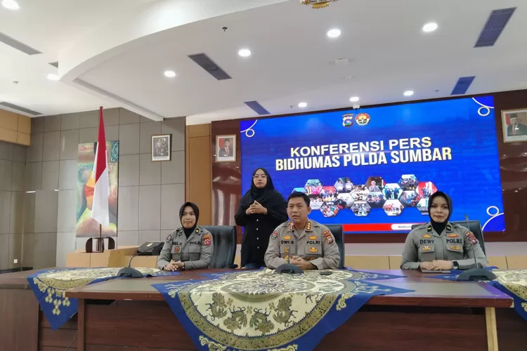Polda Sumatera Barat menyampaikan permohonan maaf terkait insiden yang terjadi antara petugas dengan wartawan saat pemulangan warga Air Bangis di Mesjid Raya Sumbar, pada Sabtu 5 Juli 2023 lalu. (harianhaluan.com - Jefrimon)