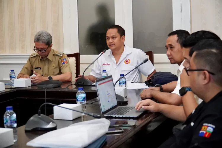 Ketua KONI Kota Bogor Benninu Argobie bersama Wakil Wali Kota Bogor Dedie Rachim dalam rapat koordinasi persiapan tuan rumah Porprov 2026. (Pemkot Bogor)