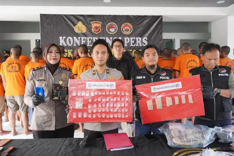 Polres Bogor melalui Satuan Narkoba meringkus sebanyak 42 orang yang terlibat penyalahgunaan narkoba. (Polres Bogor)
