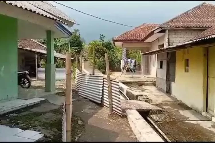 Akses wisata di Curug Luhur Tenjolaya bitutup warga yang kesal.