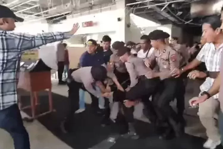 Beberapa anggota kepolisian mendobrak pintu masuk Masjid Raya Sumbar. Mereka melaksanakan tindakan penangkapan terhadap 4 penduduk Air Bangis, 3 mahasiswa, dan 7 orang pendamping hukum (Jawapos.com)