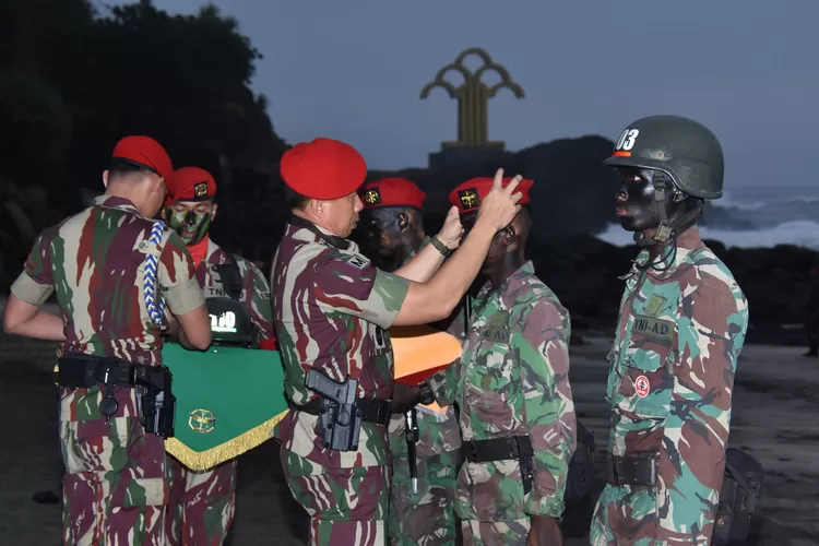 Danjen Kopassus Mayor Jenderal TNI Deddy Suryadi memakaikan baret merah.