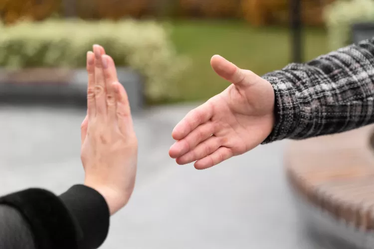 Menolak berjabat tangan pada umumnya merupakan tanda tidak menghargai orang lain (freepik.com)