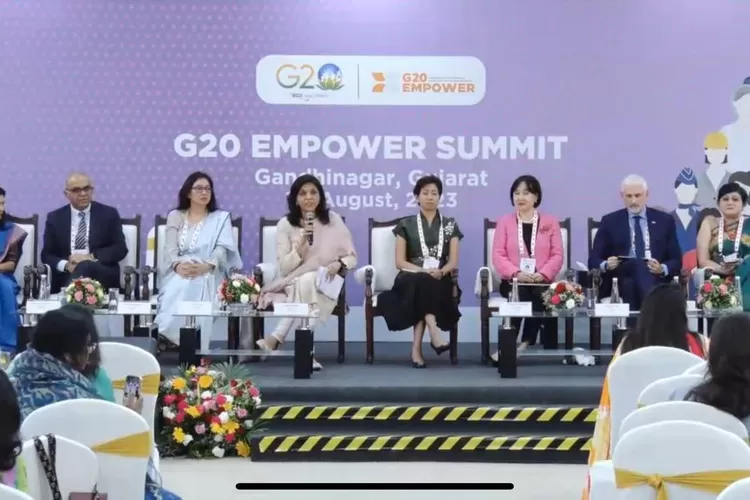 Perwakilan berbagai negara mamaparkan materi diKTT G20 EMPOWER.