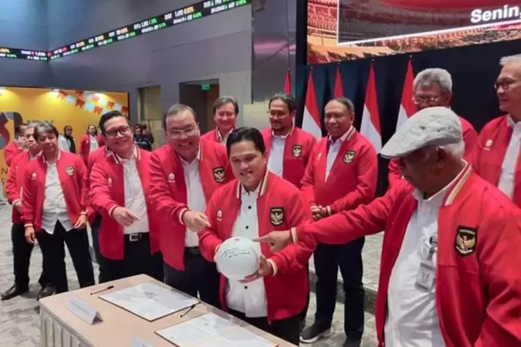  Direktur PT BEI Iman Rachman bersama Ketua Yayasan Bakti Sepakbola Indonesia usai melakukan MoU antara BEI dan YBSI 