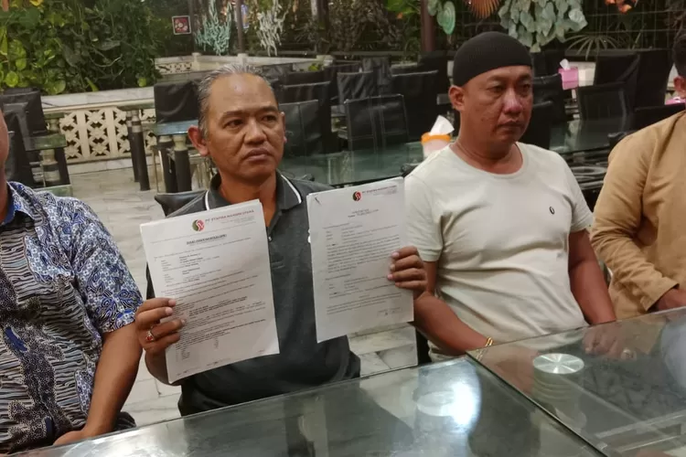 Koordinator lapangan PT Shafira Mandiri Utama yang merupakan sub kontraktor PT Brantas Abipraya. PT Shafira Mandiri Utama bersama Kuasa Hukum Imam, Zainudin dan Didik Pramono menunjukan bukti administrasi.  (Foto: Muslihun kontributor Batang.)