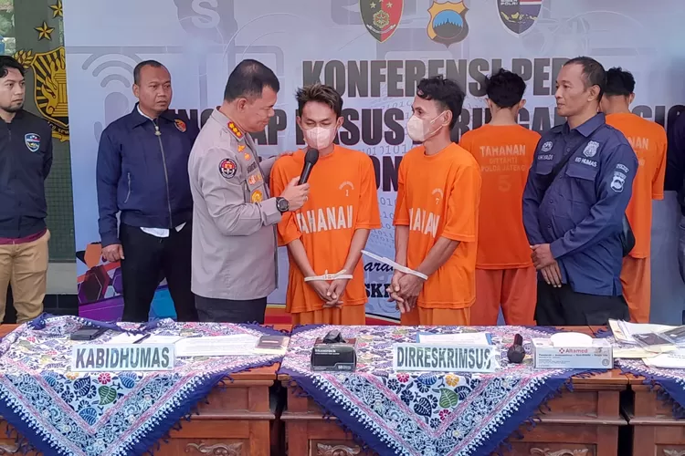 Kabidhumas Polda Jateng Bayu Satake saat meminta keterangan pelaku peretasan hp Kapolda Jateng Irjen Pol Ahmad Luthfi yang kebetulan ayah-anak.  ((Ayosemarang.com/ Audrian Firhannusa))