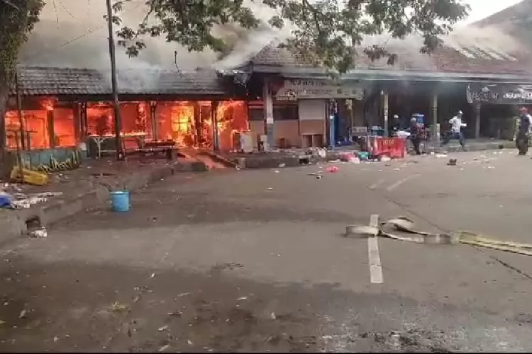 Kebakaran terjadi di Terminal Leuwipanjang di Jalan Leuwipanjang, Kelurahan Situsaeur, Kecamatan Bojongloa Kidul, Kota Bandung, Selasa siang (8/8/2023). (Foto: Humas Diskar PB Kota Bandung)