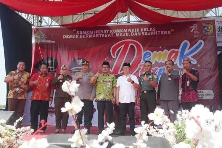 Ketua DPRD Kabupaten Demak Fahrudin Bisri Slamet (baju putih) saat hadir dalam pembukaan Demak Expo 2023. (zaidi)